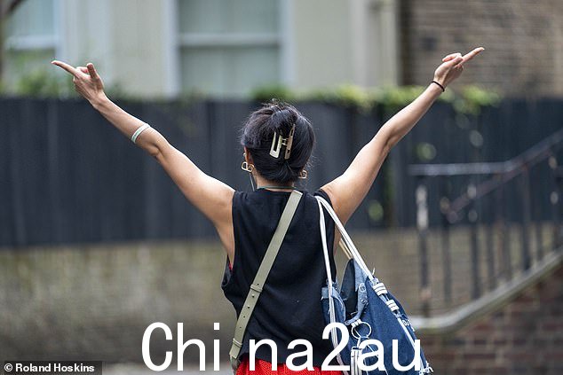 Nancy 在前往训练时在空中挥舞着手臂