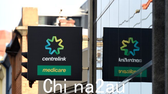 拨打 Centrelink 和 Medicare 的电话数量惊人,突显了许多澳大利亚人面临的“令人痛苦”的现实,因为某些服务的呼叫等待时间加倍。图片:NCA NewsWire / Andrew Henshaw