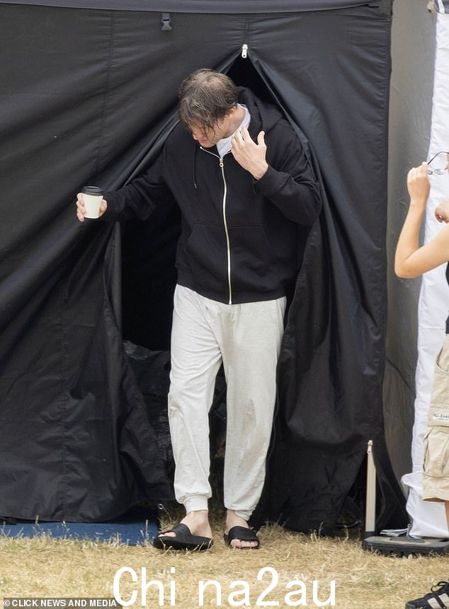 他后来出来时已经擦干了,穿上慢跑裤和拉链连帽衫,手里拿着一杯浓缩咖啡以获得额外的温暖