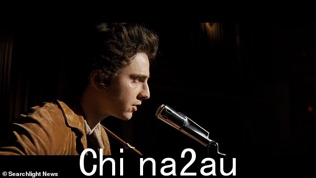 蒂莫西·查拉梅 (Timothée Chalamet) 作为传奇民间艺术家的镜头已在电影上映前曝光,电影定于今年 12 月晚些时候上映