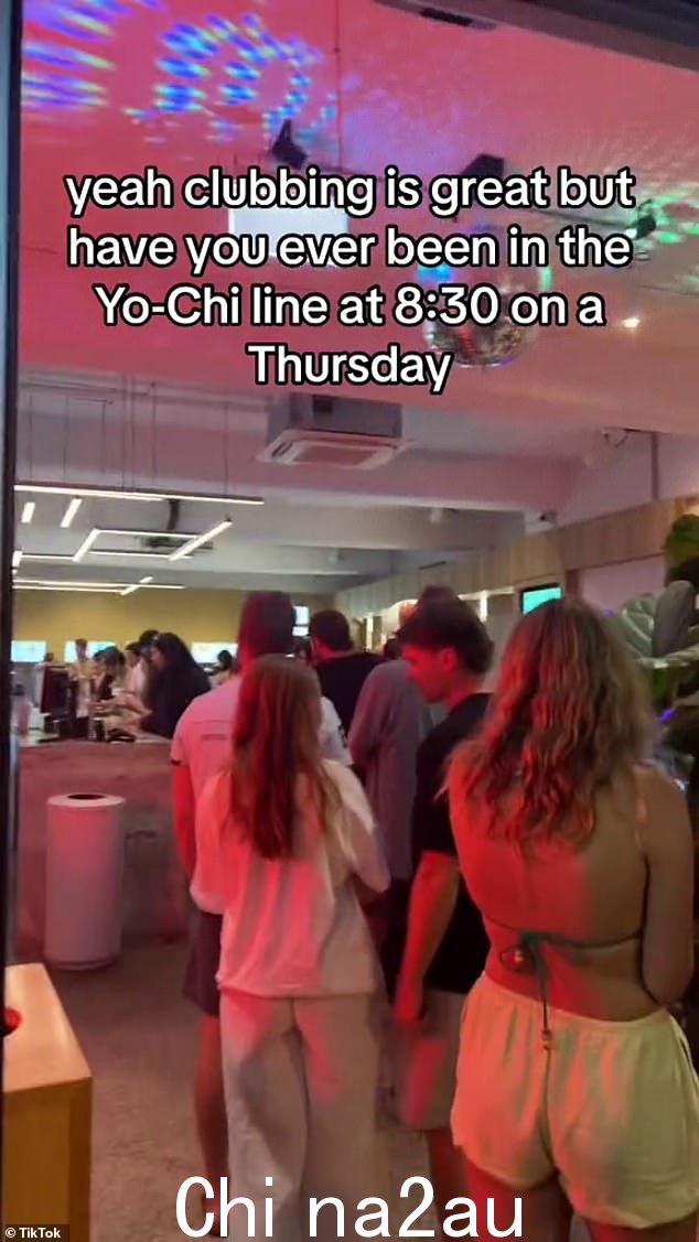 一位澳大利亚女士在 Yo-Chi 的迪斯科灯光俱乐部氛围中为她的来回等待了 45 分钟