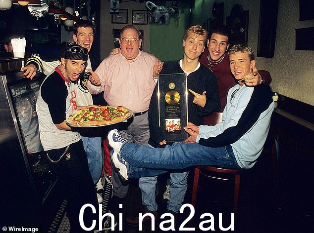 Pearlman 帮助 NSYNC 赢得了全球声誉(如图:Lou Pearlman 与 N'Sync Chris Kirkpatrick、JC Chasez、Lance Bass、Joey Fatone 和 Justin Timberlake 于 1996 年在迈阿密的纽约警察局披萨店合影)