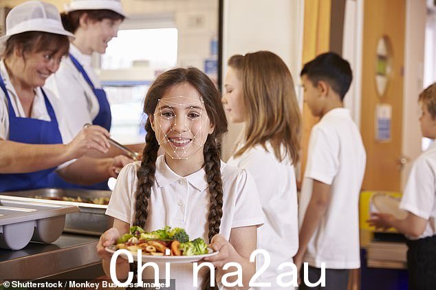 备受争议的系统旨在使餐费支付过程比使用卡片或指纹扫描仪更快、更卫生(图片 - 不是切尔默谷高中的学生)