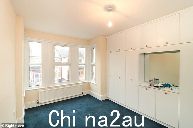 住在附近的一对已婚夫妇说:“如果我们看到他,我们都会避开他,我也告诉孩子们也远离他。在大规模警方突袭发生之前,他只在这里呆了几周'