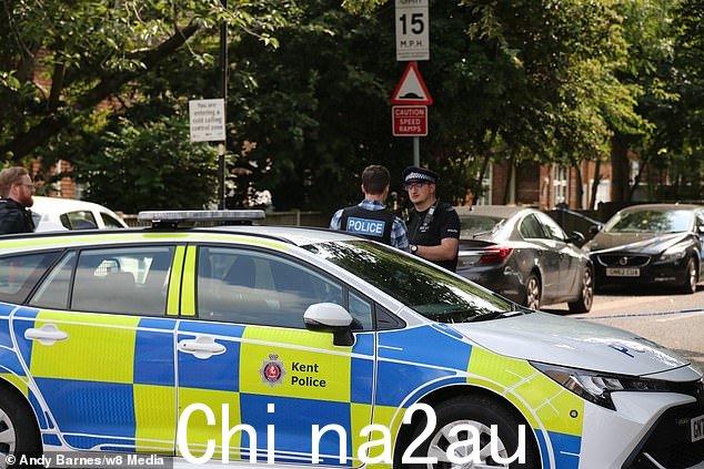 吉林汉姆警察在今天涉嫌刺伤的现场维持警戒线