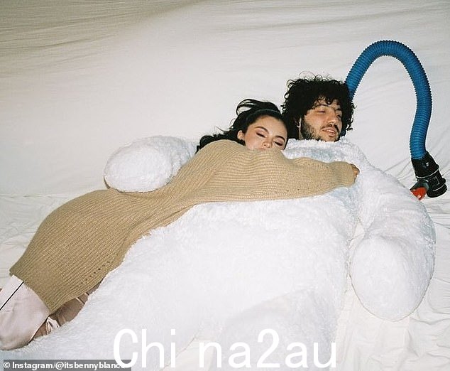 戈麦斯在一张甜蜜的复古照片中向男友示好,他分享了一份充满爱意的敬意