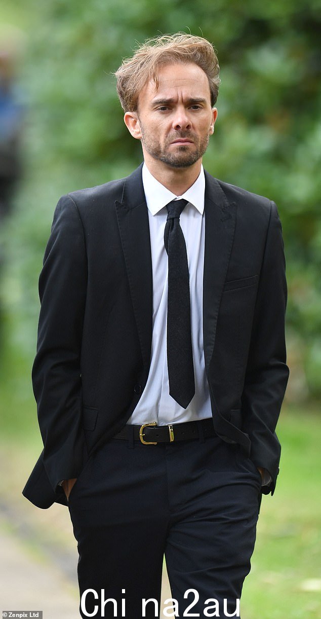 大卫·普拉特 (Jack P. Shepherd) 在拍摄场景时显得闷闷不乐