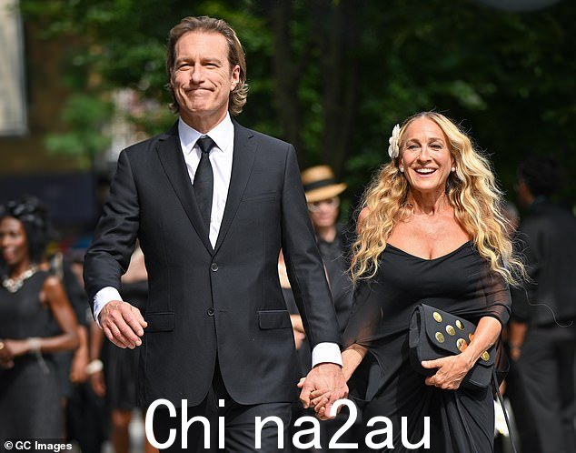 目前尚不清楚这对在剧中扮演爱情角色的两人是否正在参加婚礼、葬礼或其他正式活动
