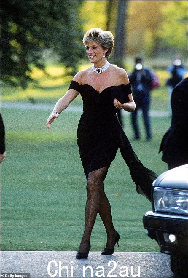 这件臭名昭著的“复仇礼服”是戴安娜王妃在 1994 年与未来国王的婚姻开始破裂后穿的” class=