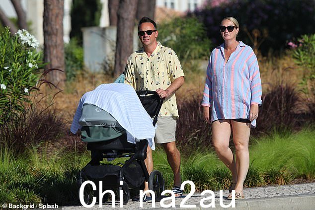 周一,在这对夫妇在五月迎来了他们的第一个孩子后,主持人与安妮玛丽和他们的儿子怀尔德一起在阿尔加维散步