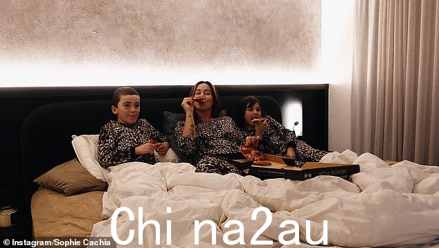 但是为了清楚起见,索菲在标题中简单地写了:“我的”,以及一个爱心表情符号和三个儿童表情符号,暗示她的宝宝新闻