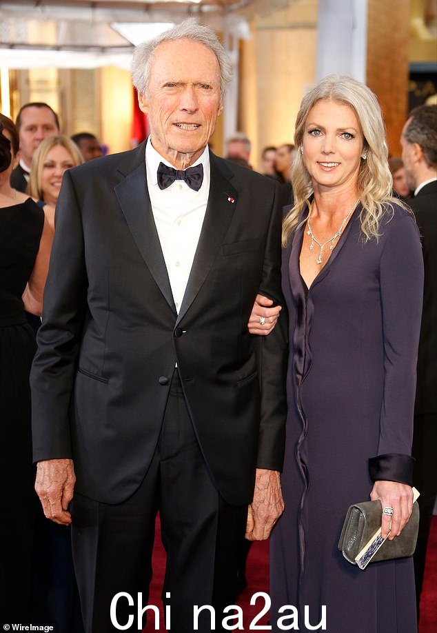 克林特·伊斯特伍德 (Clint Eastwood) 的长期伴侣克里斯蒂娜·桑德拉 (Christina Sandera) 去世几天后,她的死因已揭晓,享年 61 岁——摄于 2015 年