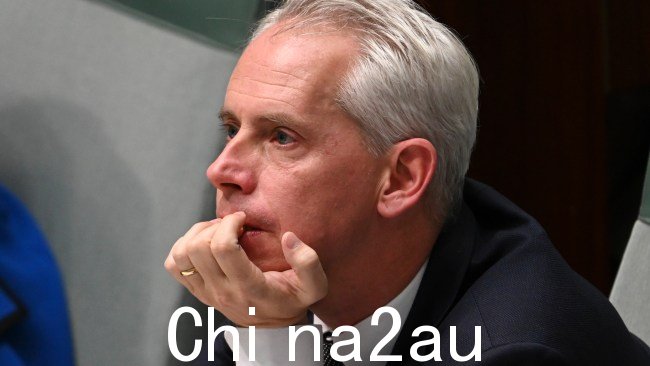 移民部长安德鲁·贾尔斯(Andrew Giles)可能会因为签证问题导致149名寻求庇护者从移民局获释而被撤职。图片:NewsWire / Martin Ollman