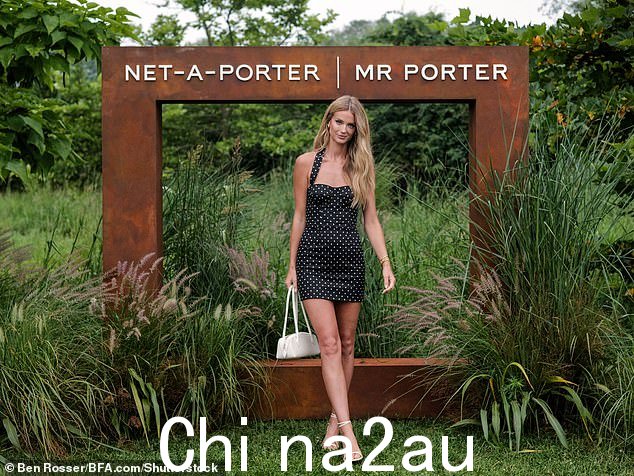 凯特穿着圆点迷你连衣裙,摆出了风暴的姿势