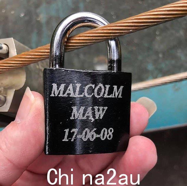 这些锁象征着牢不可破的爱情,自 2000 年代以来,锁在世界各地的城镇中已变得司空见惯