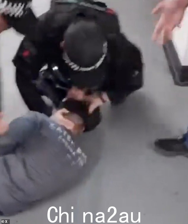 该男子随后被摔倒在地,然后被戴上手铐并拖出大楼