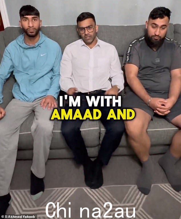 律师艾哈迈德·雅库布(Akhmed Yakoob)(中)和两名名叫法希尔(Fahir)和阿玛德(Amaad)的男子,其中一人被一名大曼彻斯特警察踢和踩
