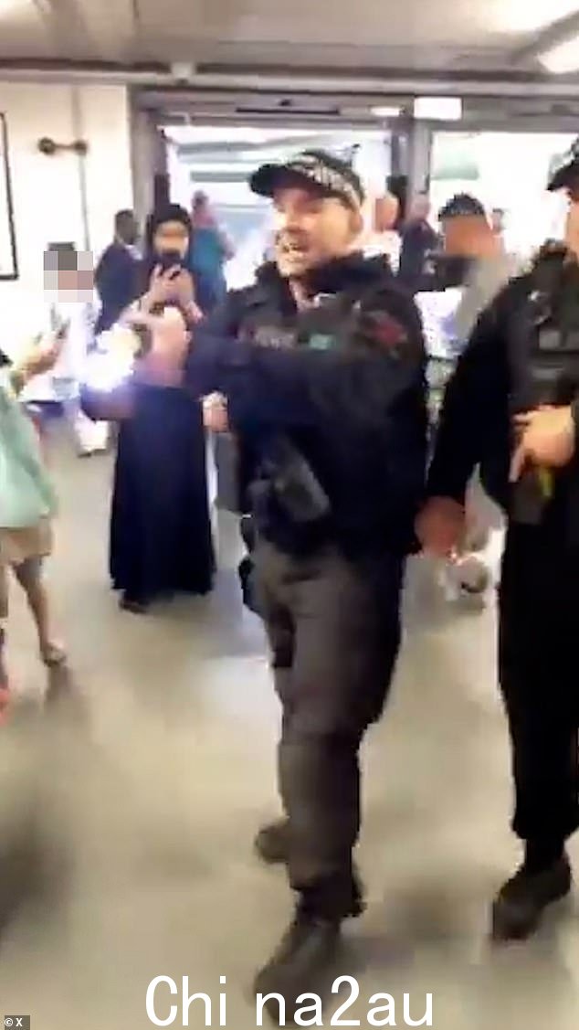 在其中一名被捕男子拍摄的一段视频中,可以看到一名警察用泰瑟枪指着一群男子