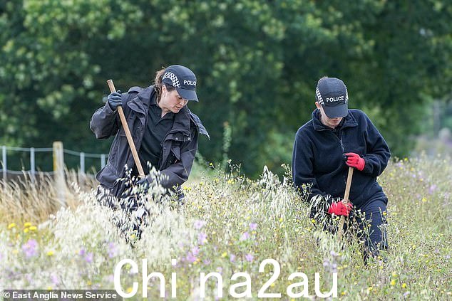警方在周三早上这名未透露姓名的妇女被袭击的地点附近搜寻线索