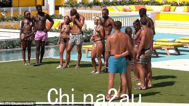 在戏剧性的挑战中,岛民们面临着最后一个问题:'哪对夫妇最不可能在外面工作?'