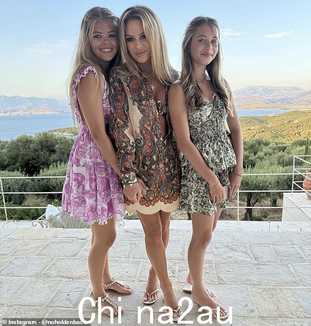阿曼达·霍尔顿 (Amanda Holden),53 岁,在莱克西 (Lexi) 出现危及生命的健康问题后,周三在她的 Instagram 上分享了照片,她与她的迷你女儿莱克西 (Lexi) 和霍莉 (Hollie) 在希腊感到震惊。