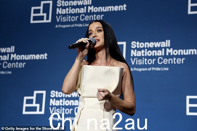 另一个人对凯蒂最近复出单曲的平淡表现进行了挖苦,暗示九月的演出对这位流行偶像来说有点退步