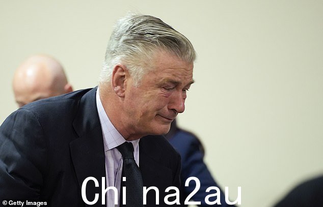 鲍德温在 7 月 12 日针对他的案件被驳回后哭泣