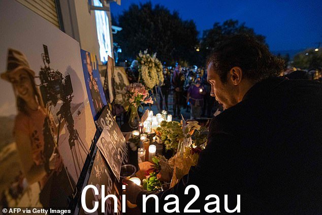 哀悼者于 2021 年 10 月 24 日在加利福尼亚州伯班克参加了为已故电影制作人举行的守夜活动