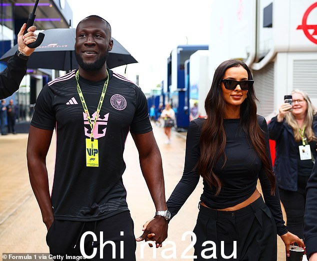 他们最后一次牵手是在 7 月 5 日银石赛道的 F1 大奖赛上,当时 Stormzy 表演了头条新闻(如图)