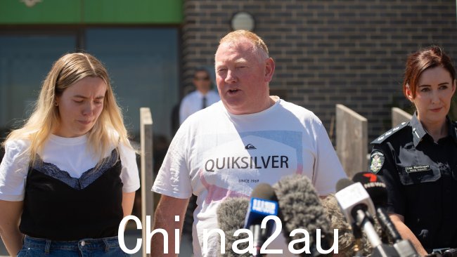 米克·墨菲和女儿杰西在萨曼莎失踪后几天向媒体发表讲话,呼吁警方提供信息。图片:NCA Newswire / Nicki Connolly
