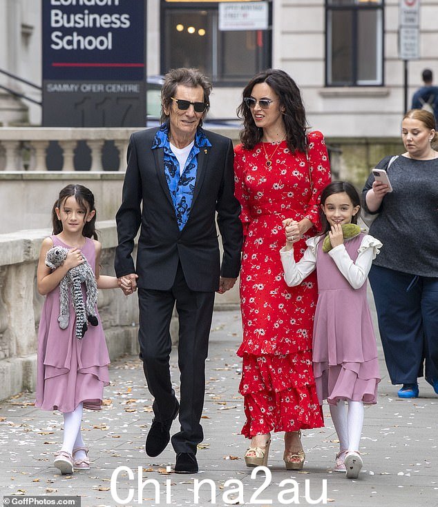 新郎父亲罗尼·伍德 (Ronnie Wood) 与妻子莎莉 (Sally) 和六岁的双胞胎女儿出席婚礼时看上去精神抖擞