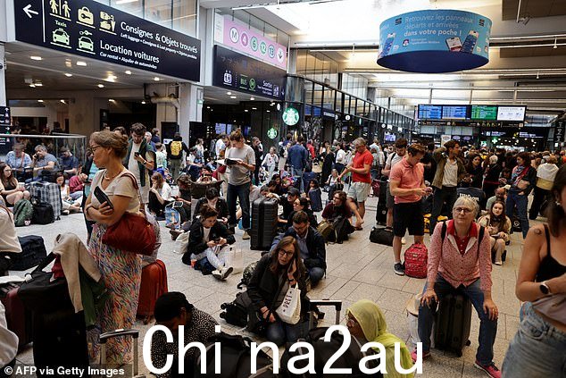 2024 年 7 月 26 日,法国高铁网络遭受破坏交通系统的恶意行为,乘客在巴黎蒙帕纳斯火车站等待火车出发