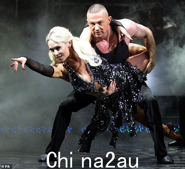 Robin 和 Kristina Rihanoff 在 2013 年 Burn the Floor 秀启动仪式上