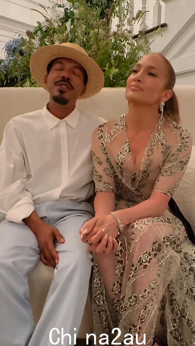 周四早上,Jennifer 分享了一段与 Stevie 合唱的 Instagram 视频