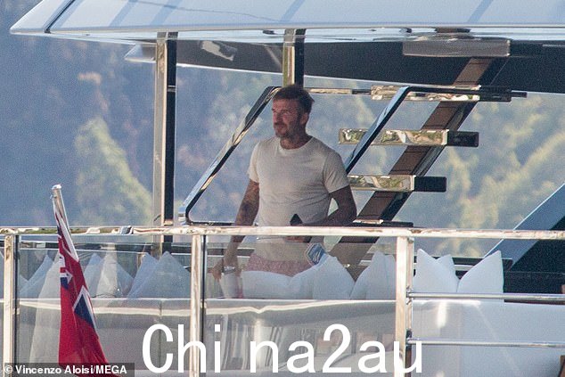 这对夫妇在三月份用价值 500 万英镑的游艇换了一艘更大的船,并被拍到在迈阿密周围航行