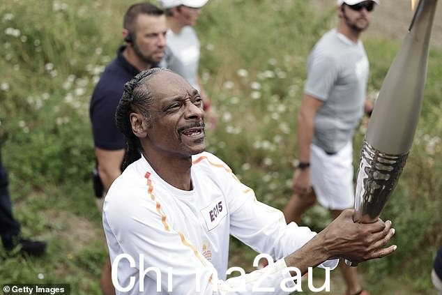 史努比狗狗在开幕式前在巴黎传递奥运火炬周五晚上的 emony