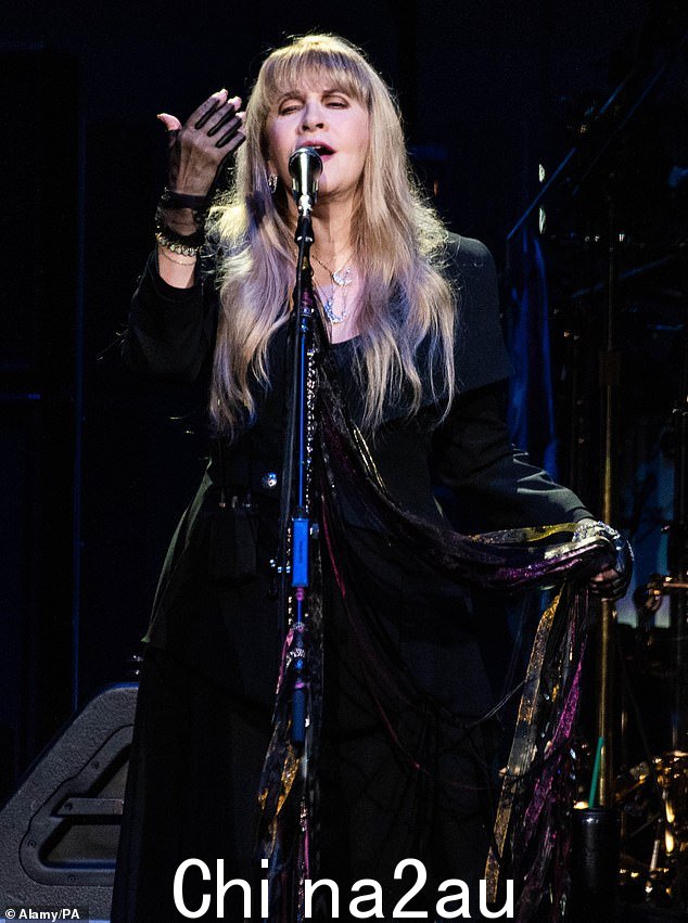 Stevie Nicks,76 岁,周三透露,她因腿部神秘感染而在半夜被送往医院(图为 2024 年 7 月 12 日在 BST 海德公园表演)