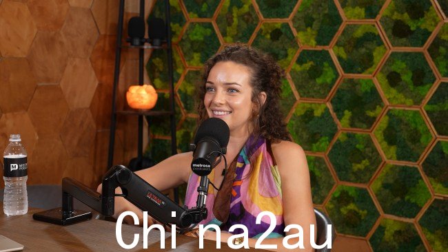 澳大利亚媒体名人艾比·查特菲尔德 (Abby Chatfield) 恳求人们停止只提出要求女性参加家庭暴力集会,并要求男性,尤其是担任公共媒体角色的男性也出席。图片:Listnr It's A Lot podcast with Abbie Chatfield