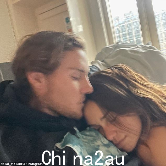 '天哪,他妈的男人现在就在这里,只是为了他妈的能够保持我的状态美丽的夏娃和我的家人对我来说就是一切,”他在周六发布了一张他拥抱女友的照片” class=