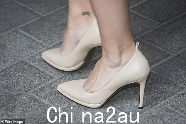 公主的脚踝上有一个小纹身,但据报道手臂上的纹身被移除了