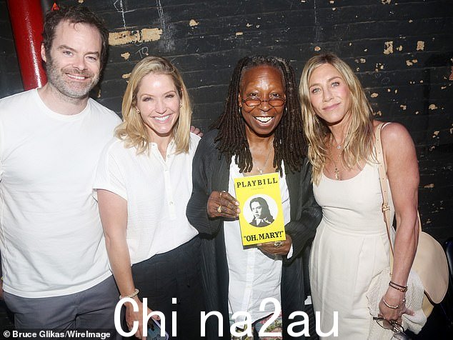 Whoopi 与演员合影时举起了《哦玛丽!》的海报