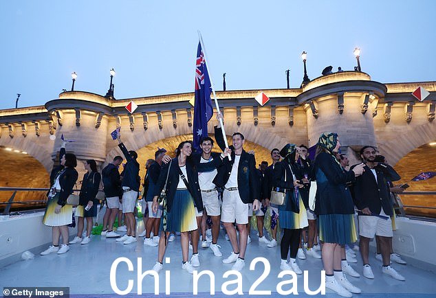 周六清晨,澳大利亚队成员沿着著名水道行进时向 320,000 名观众挥手致意