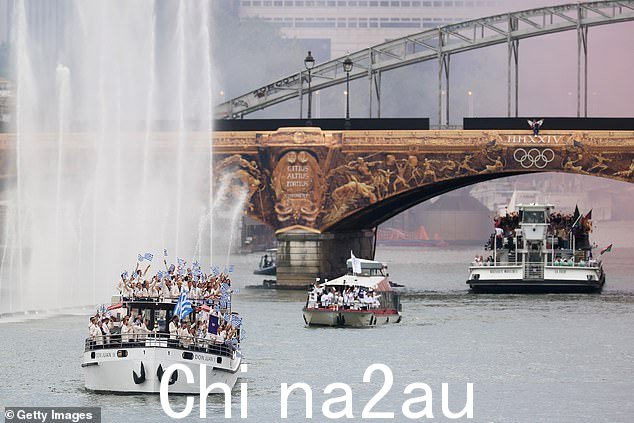 图:满载运动员的船只沿着光之城著名的河流行驶 - 在仪式的后期部分才能看到澳大利亚