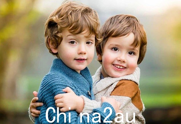 图:丽莎的双胞胎。她解释说,他们和她一起参加了许多商务活动,在那里他们有机会结识出色的人并获得令人难以置信的经历