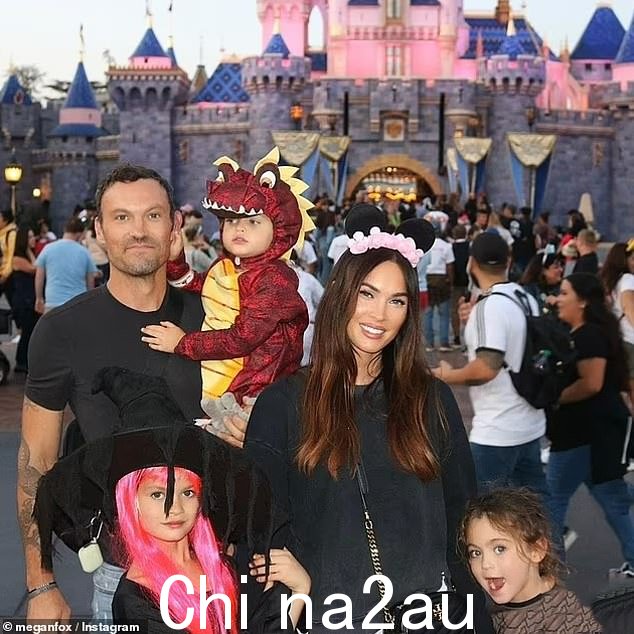 Fox 与 51 岁的前夫布莱恩·奥斯汀·格林 (Brian Austin Green) 育有三个儿子 ¿ 11 岁的诺亚 (Noah)、10 岁的旅程 (Journey) 和 7 岁的菩提 (Bodhi);在 Instagram 快照中可见