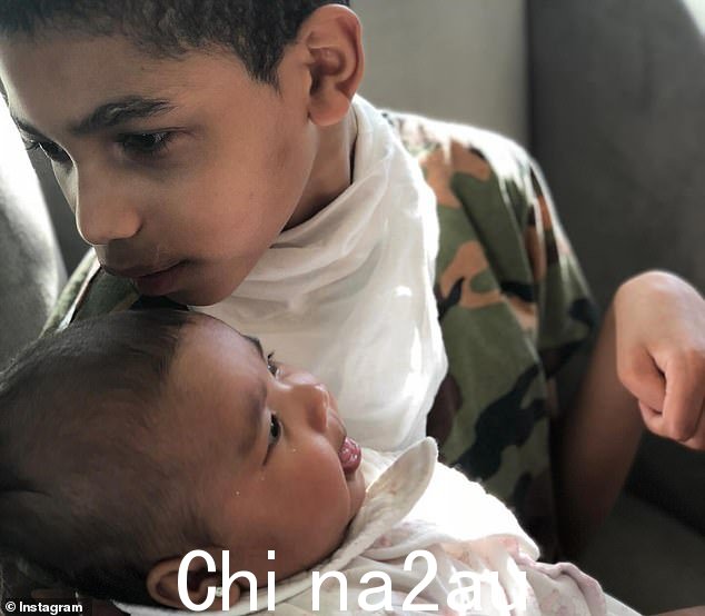 这位两个孩子的母亲包括她与特里斯坦弟弟拍摄的其他自拍照,以及她的儿子塔图姆与阿玛里亲密的片段
