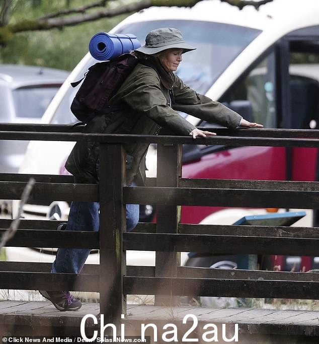 她在桥上摔倒了