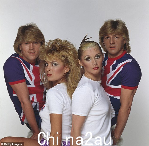 该乐队在 1981 年赢得欧洲歌唱大赛后成名,目前由(从左到右)Mike Nolan、Jay Aston、Cheryl Baker 组成;与前成员 Bobby G 合影