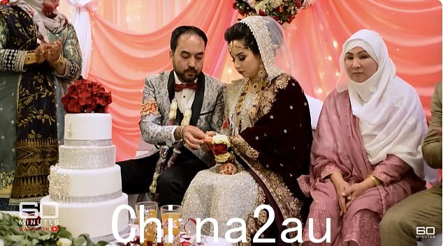Ruqia(中)被母亲 Sakina Muhammad Jan(右)强迫嫁给 25 岁的阿富汗难民兼 Uber 司机 Mohammad Ali Halimi(左),并支付了嫁妆。