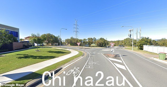 目击者看到该女子被强行塞进位于 Merrimac 的 Highfield Drive 的小车上(如图)。该女子逃离现场并到麦当劳寻求帮助,而两名男子则逃离现场